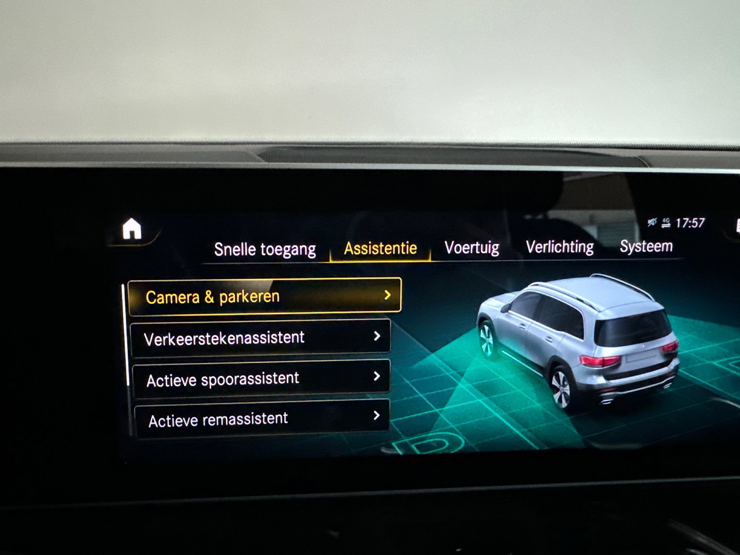 Mercedes-Benz GLB 200 AMG Pano|Carbon|Dodehoek|Stoelverwarming|Sfeer|Camera