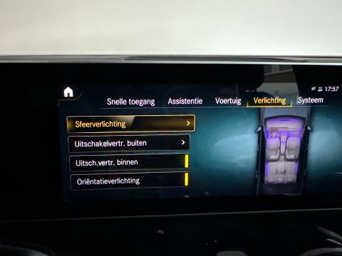 Mercedes-Benz GLB 200 AMG Pano|Carbon|Dodehoek|Stoelverwarming|Sfeer|Camera