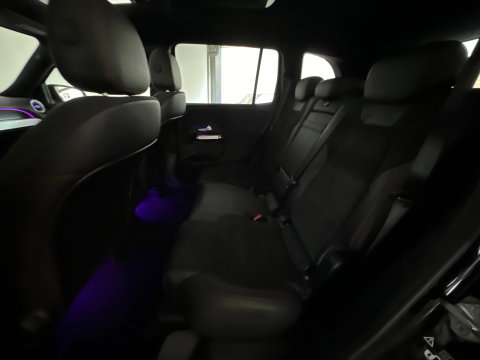 Mercedes-Benz GLB 200 AMG Pano|Carbon|Dodehoek|Stoelverwarming|Sfeer|Camera