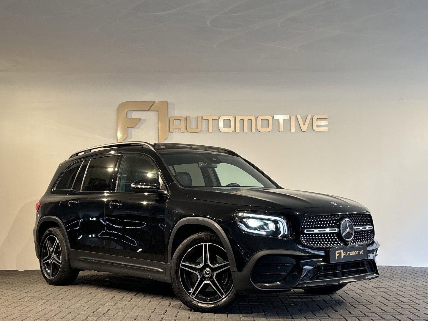 Mercedes-Benz GLB 200 AMG Pano|Carbon|Dodehoek|Stoelverwarming|Sfeer|Camera