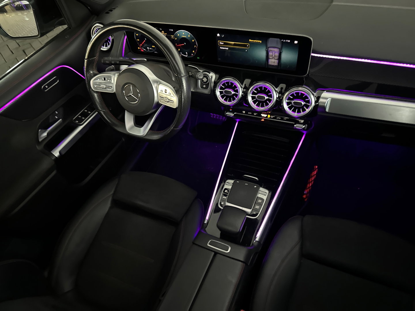 Mercedes-Benz GLB 200 AMG Pano|Carbon|Dodehoek|Stoelverwarming|Sfeer|Camera