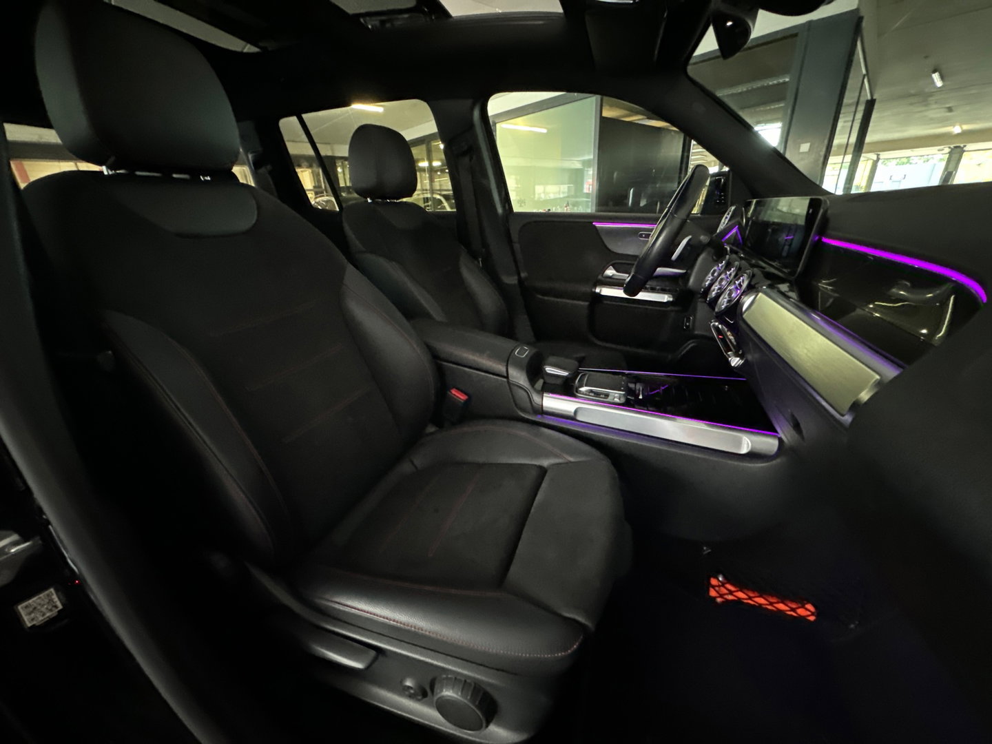 Mercedes-Benz GLB 200 AMG Pano|Carbon|Dodehoek|Stoelverwarming|Sfeer|Camera