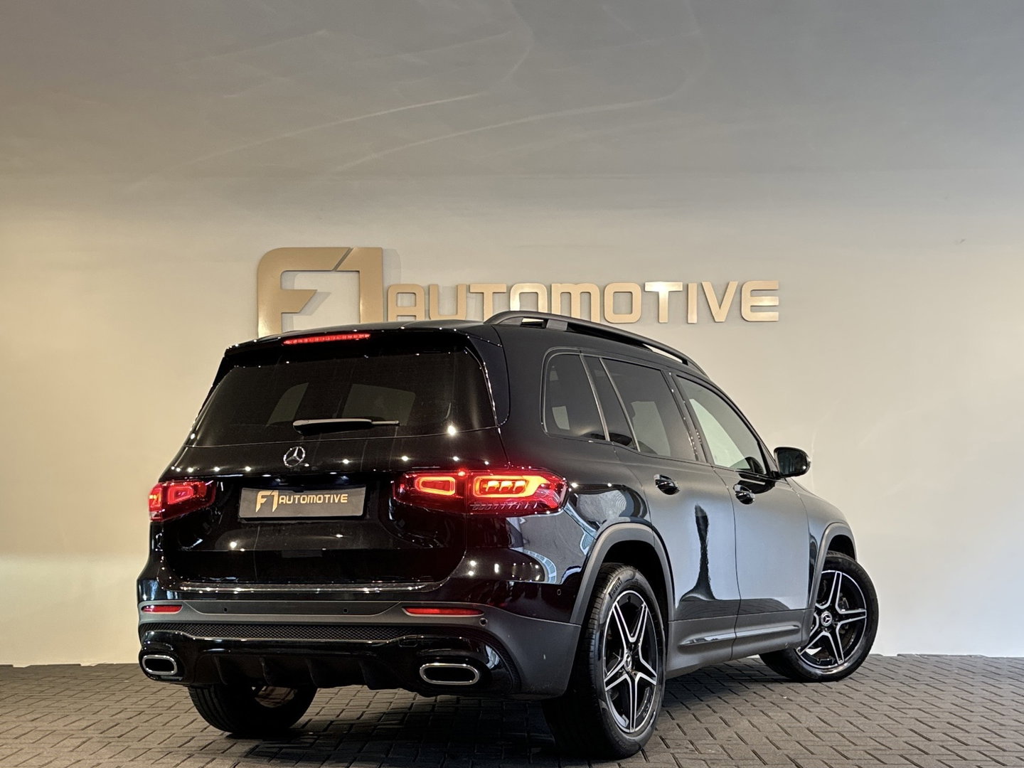 Mercedes-Benz GLB 200 AMG Pano|Carbon|Dodehoek|Stoelverwarming|Sfeer|Camera