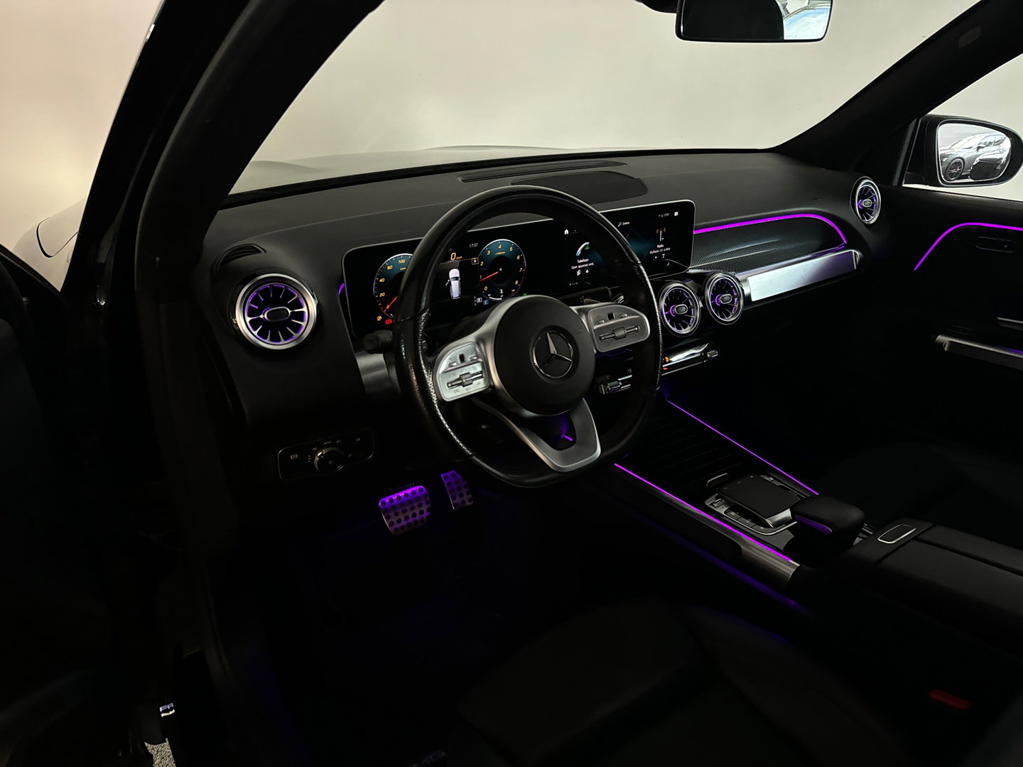Mercedes-Benz GLB 200 AMG Pano|Carbon|Dodehoek|Stoelverwarming|Sfeer|Camera