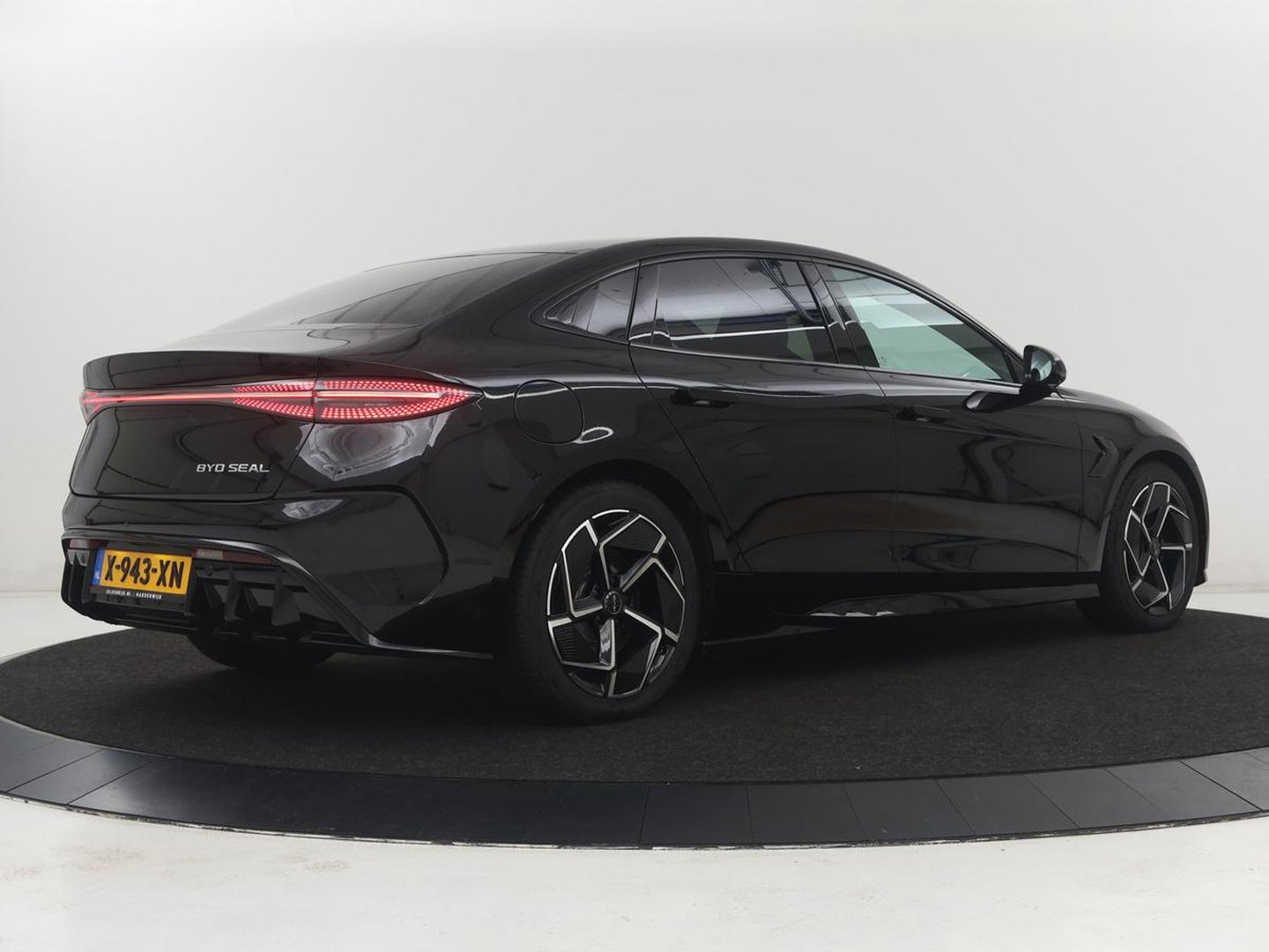BYD Seal Design RWD 82.5 kW | SOH 95,9% | Panoramadak | Stoelventilatie | 360 Camera | Leder | Dynaudio | Adaptive cruise | Sfeerverlichting | Elektrische stoelen | Carplay | Full LED | Origineel NL