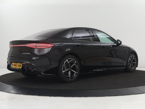 BYD Seal Design RWD 82.5 kW | SOH 95,9% | Panoramadak | Stoelventilatie | 360 Camera | Leder | Dynaudio | Adaptive cruise | Sfeerverlichting | Elektrische stoelen | Carplay | Full LED | Origineel NL
