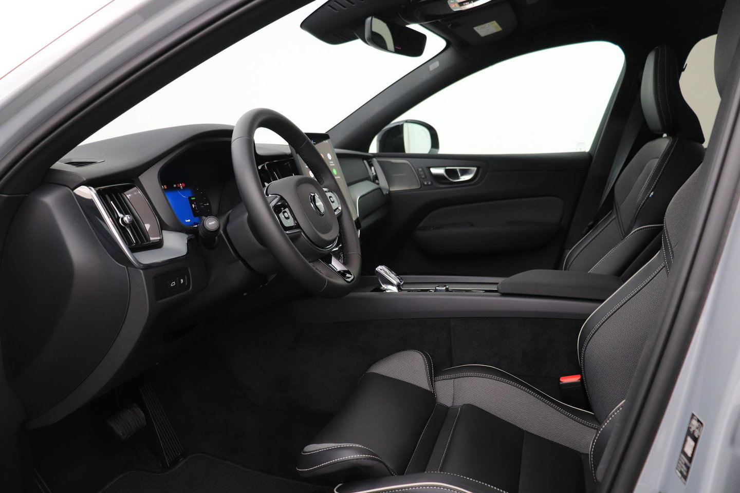 Volvo XC60 T6 Plus Black Edition | Harman/Kardon | Pilot Assist | Panoramadak | 360° Camera | Head-Up | Stoel+Stuurverwarming | 21 Inch