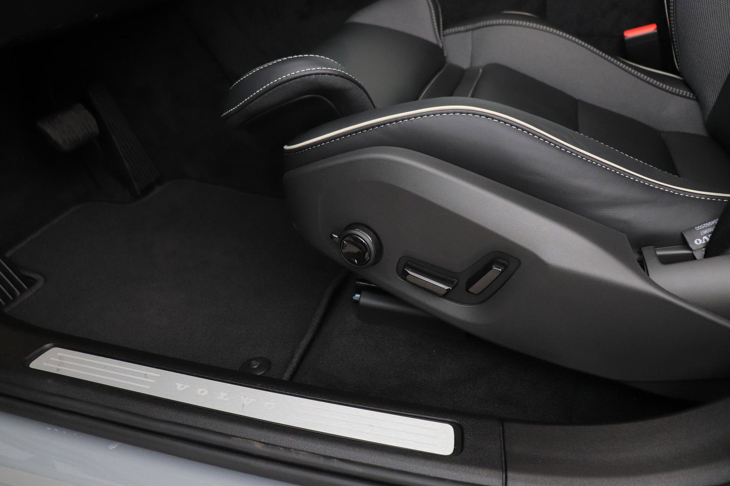 Volvo XC60 T6 Plus Black Edition | Harman/Kardon | Pilot Assist | Panoramadak | 360° Camera | Head-Up | Stoel+Stuurverwarming | 21 Inch