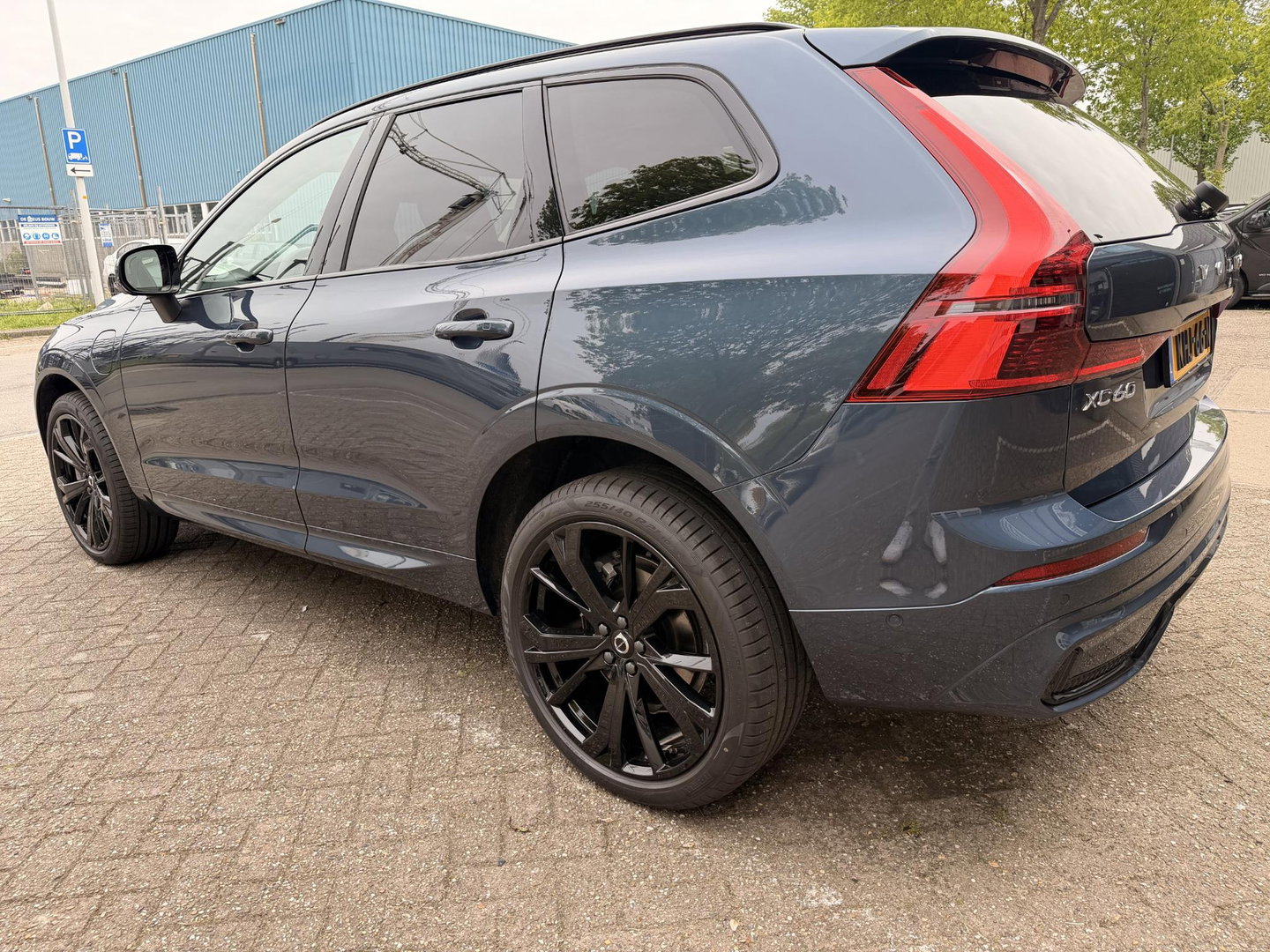 Volvo XC60 2.0 T8 Plug-in hybrid AWD Ultra Dark Facelift model l 21 inc l 360 l stoel verwarming l 455pk