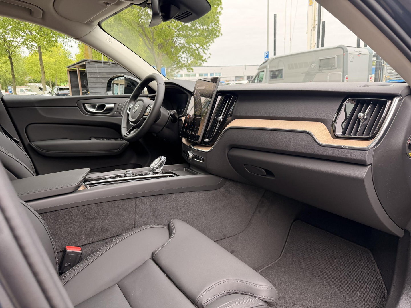 Volvo XC60 2.0 T8 Plug-in hybrid AWD Ultra Dark Facelift model l 21 inc l 360 l stoel verwarming l 455pk
