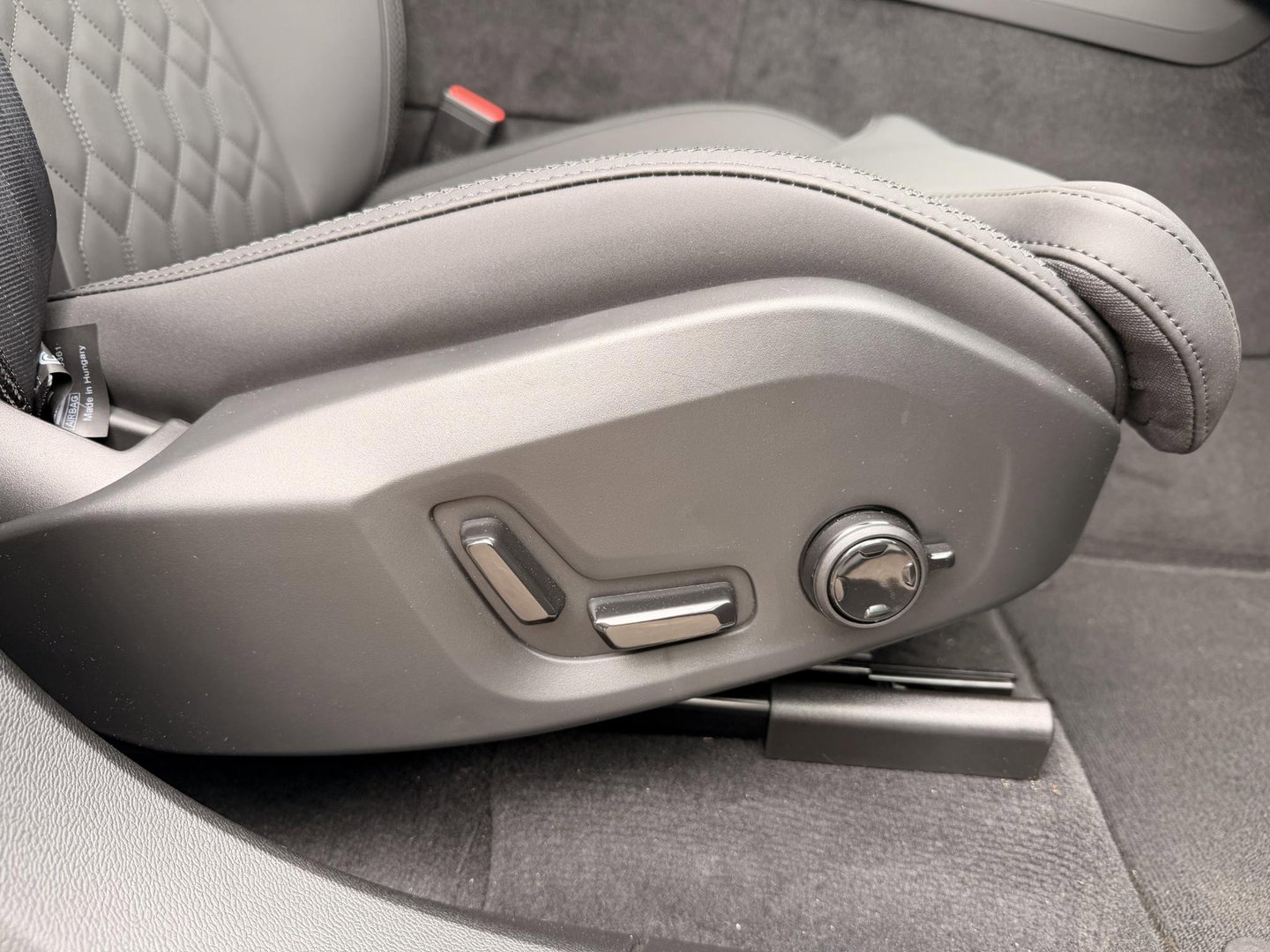Volvo XC60 2.0 T8 Plug-in hybrid AWD Ultra Dark Facelift model l 21 inc l 360 l stoel verwarming l 455pk