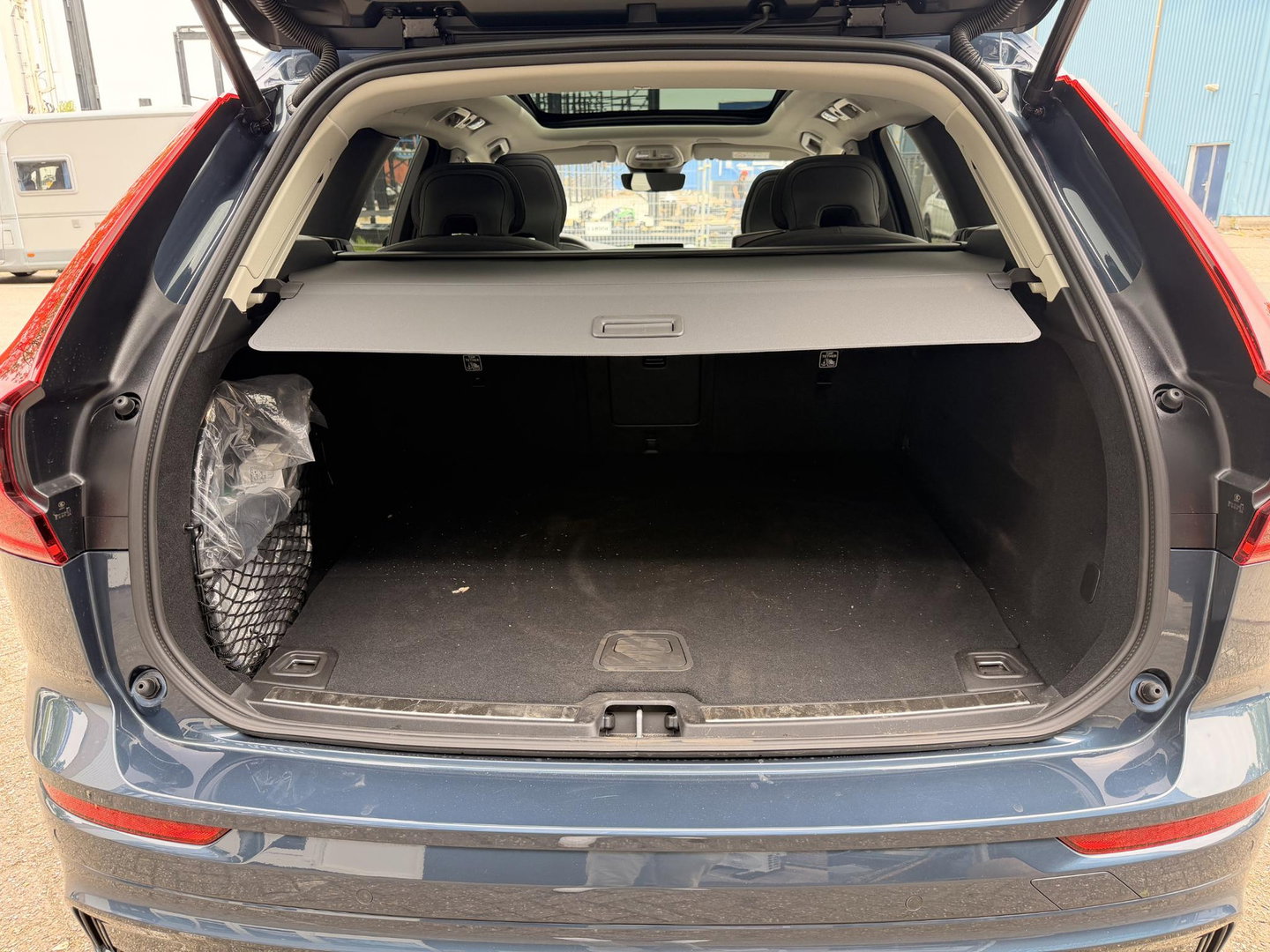 Volvo XC60 2.0 T8 Plug-in hybrid AWD Ultra Dark Facelift model l 21 inc l 360 l stoel verwarming l 455pk