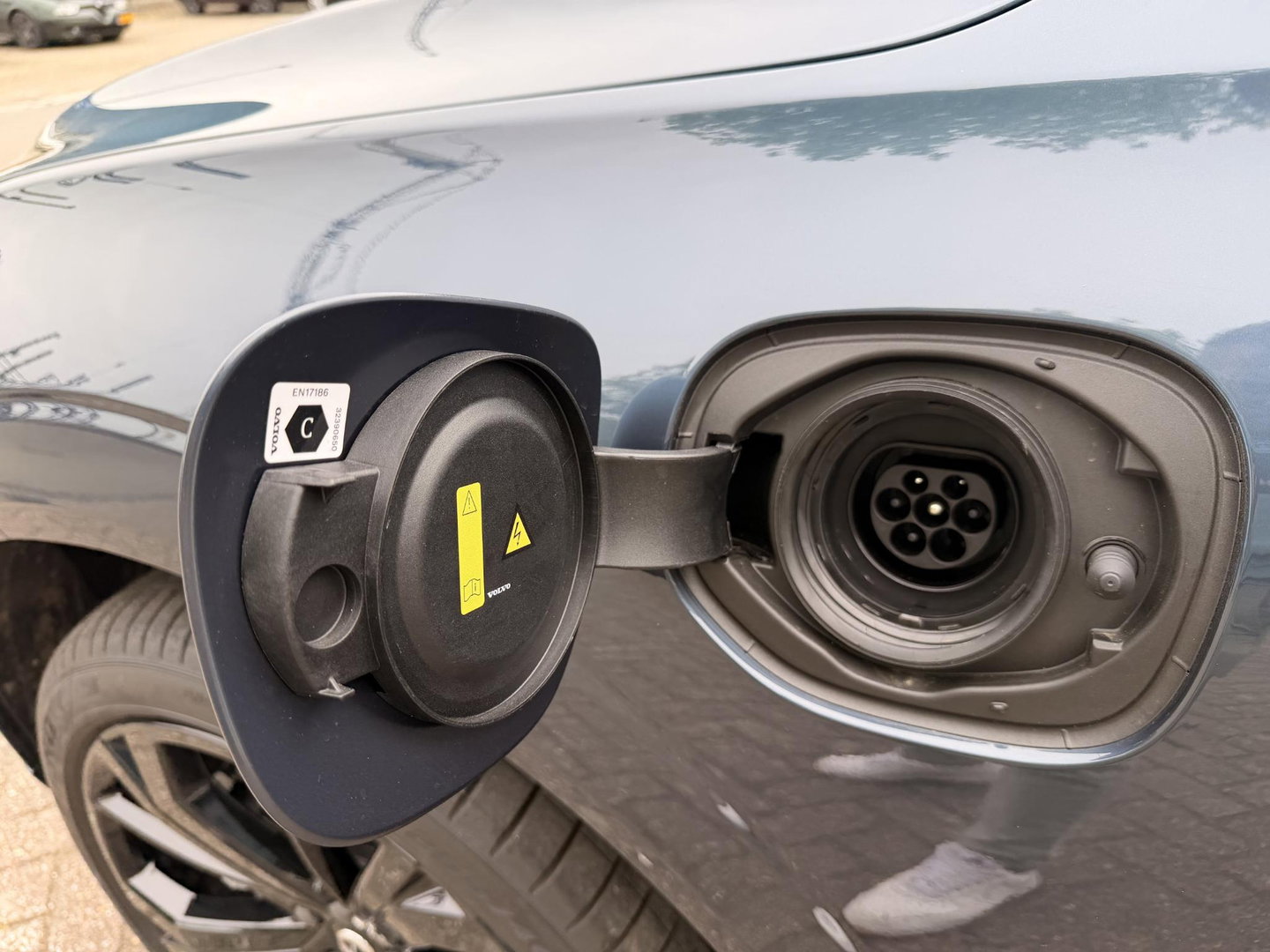 Volvo XC60 2.0 T8 Plug-in hybrid AWD Ultra Dark Facelift model l 21 inc l 360 l stoel verwarming l 455pk