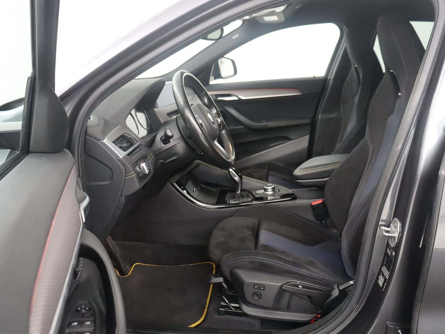 BMW X2 sDrive20i High Executive M-sport | Sportstoelen | Alcantara | Climate control | Full LED | Stoelverwarming | Cruise control | Park assist | Sfeerverlichting | 19'' |