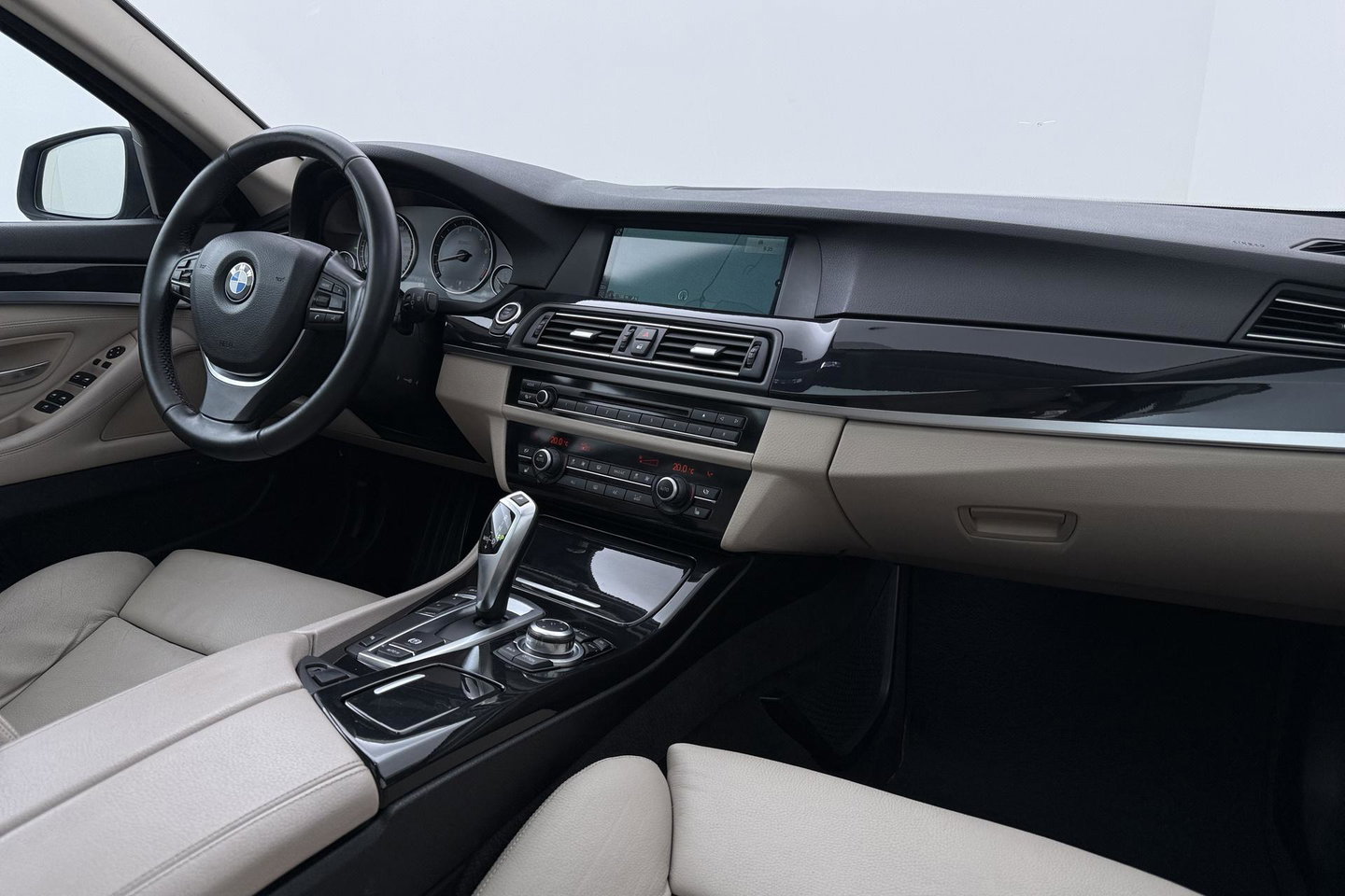 BMW 5 Serie Touring 530i Upgrade Edition | Panoramadak | Leder | Navigatie | Comfortstoelen+Memory | Stoelverwarming | Xenon | Getint Glas
