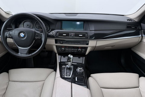 BMW 5 Serie Touring 530i Upgrade Edition | Panoramadak | Leder | Navigatie | Comfortstoelen+Memory | Stoelverwarming | Xenon | Getint Glas