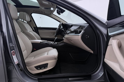 BMW 5 Serie Touring 530i Upgrade Edition | Panoramadak | Leder | Navigatie | Comfortstoelen+Memory | Stoelverwarming | Xenon | Getint Glas