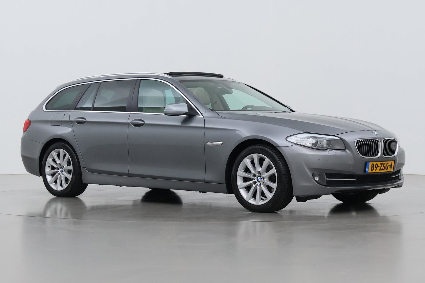 BMW 5 Serie Touring 530i Upgrade Edition | Panoramadak | Leder | Navigatie | Comfortstoelen+Memory | Stoelverwarming | Xenon | Getint Glas