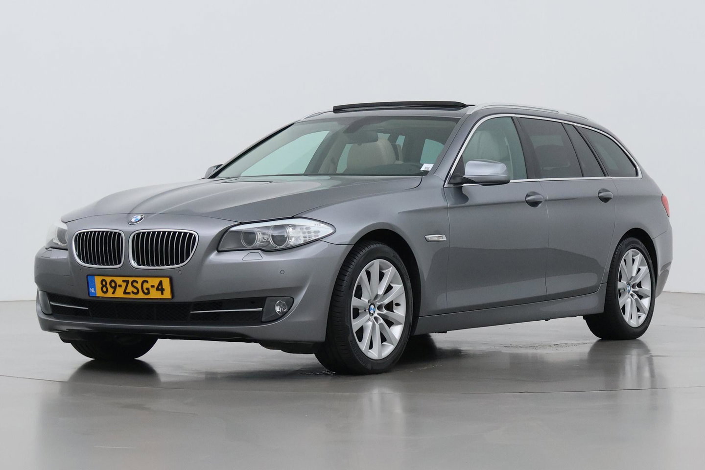 BMW 5 Serie Touring 530i Upgrade Edition | Panoramadak | Leder | Navigatie | Comfortstoelen+Memory | Stoelverwarming | Xenon | Getint Glas