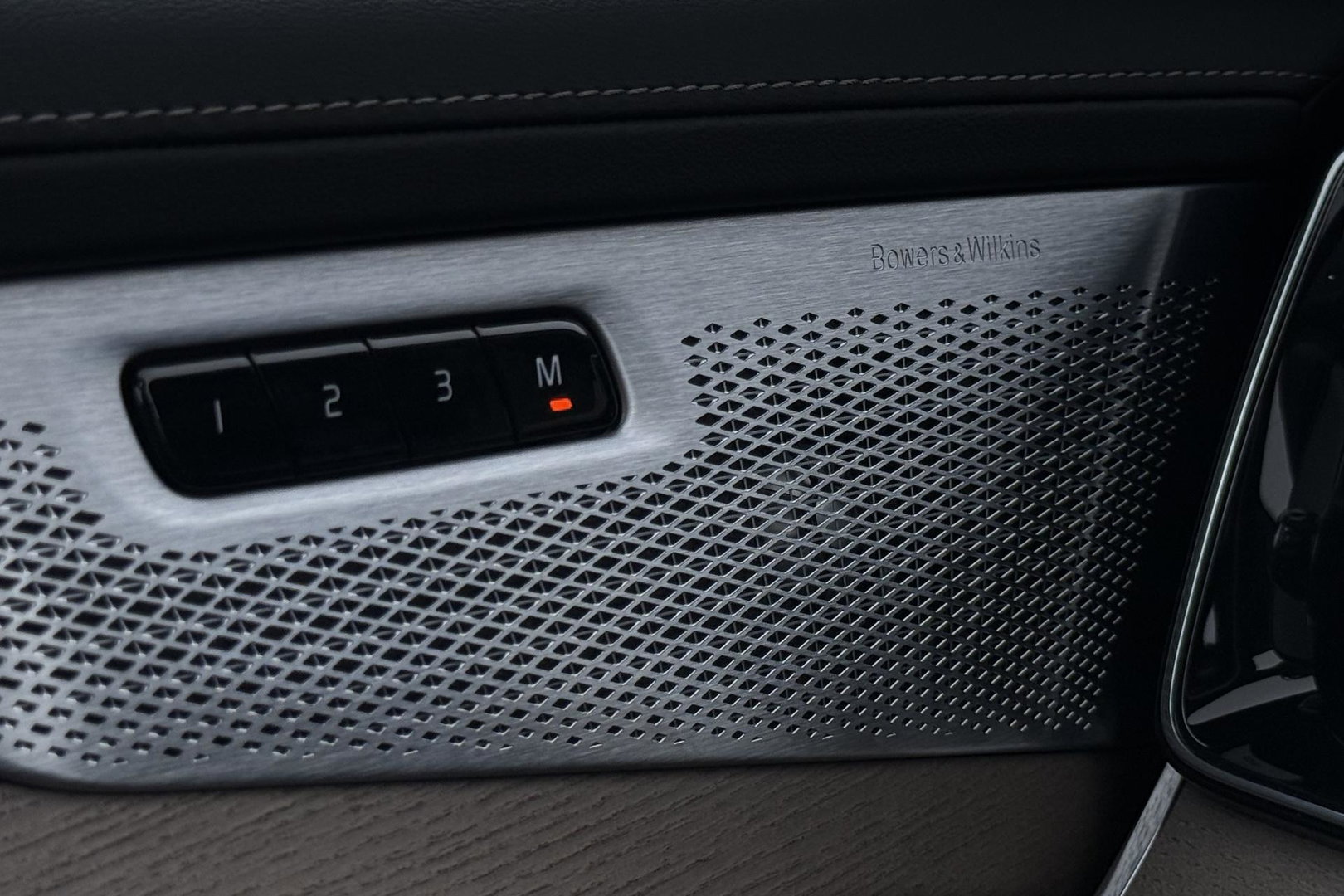 Volvo XC90 T8 Ultra Bright | Bowers&Wilkins | Luchtvering | Panoramadak | 360° Camera | Trekhaak | Massage | Head-Up | 22 Inch
