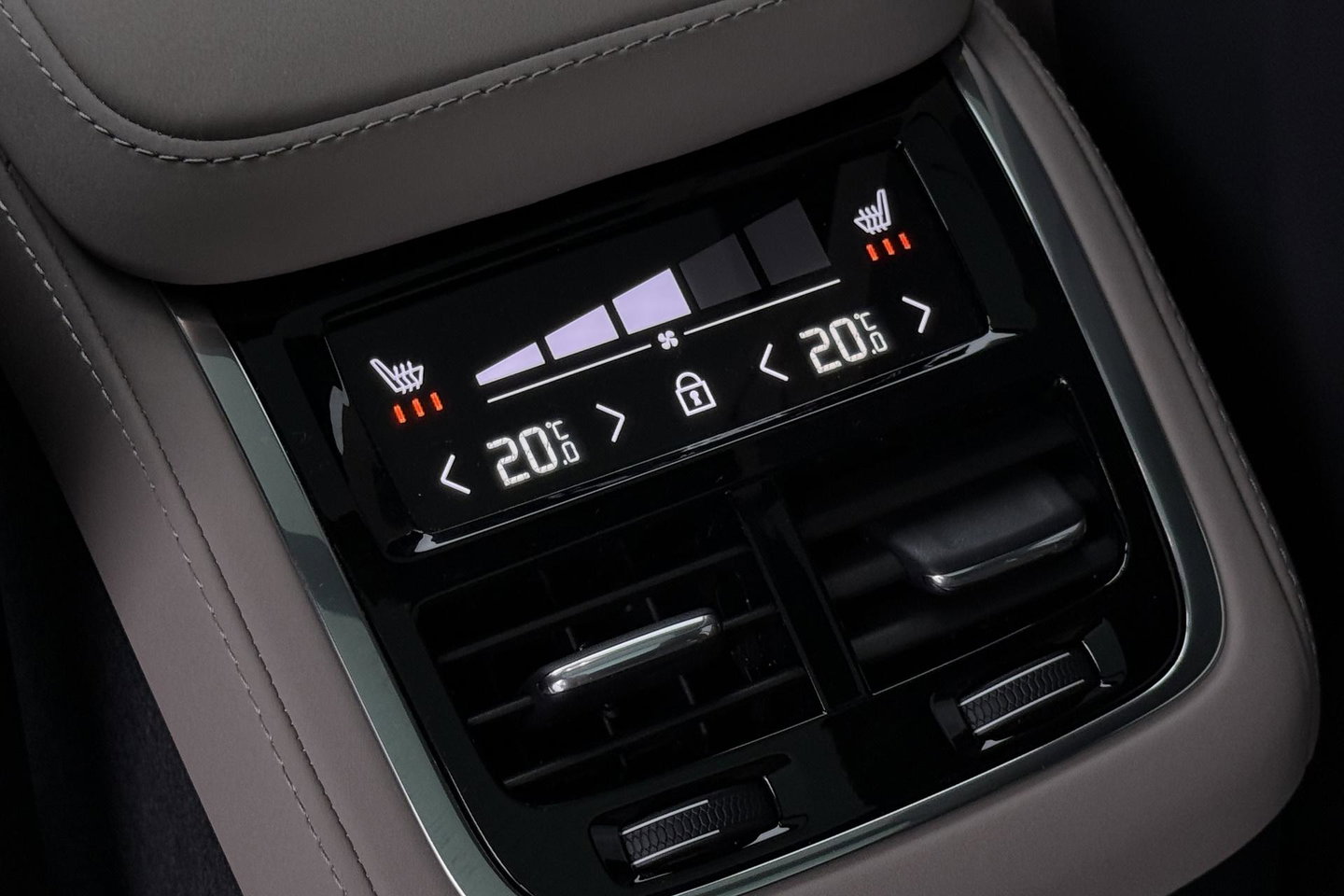 Volvo XC90 T8 Ultra Bright | Bowers&Wilkins | Luchtvering | Panoramadak | 360° Camera | Trekhaak | Massage | Head-Up | 22 Inch