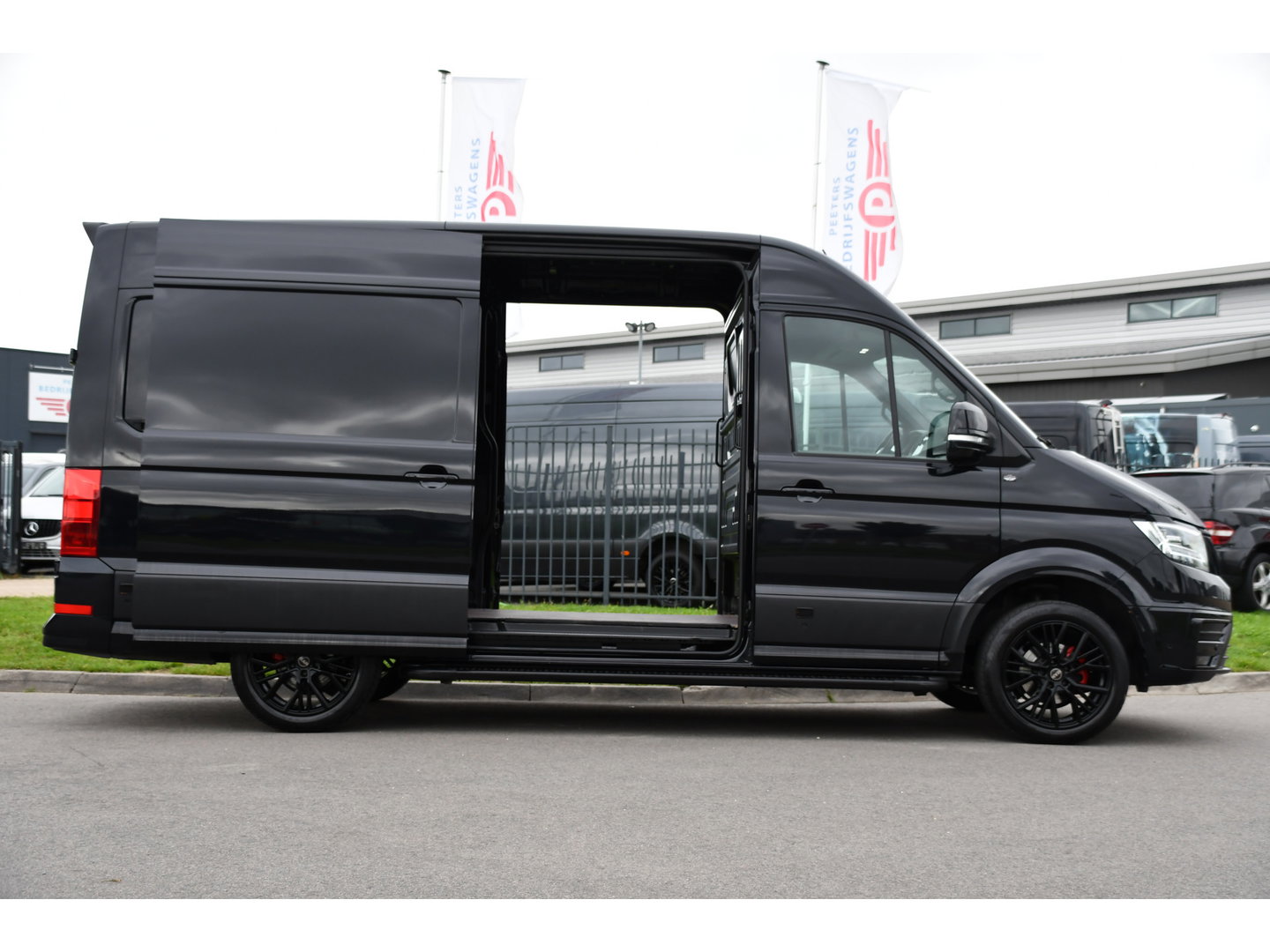 MAN TGE 3.180 35 2.0 L3H3 Black Edition Full Options! Adaptieve Cruise, Camera, Carplay, LED, 2 x Schuifdeur, Leder, Clima, Stoelverwarming, Automaat, 177pk, Uniek!