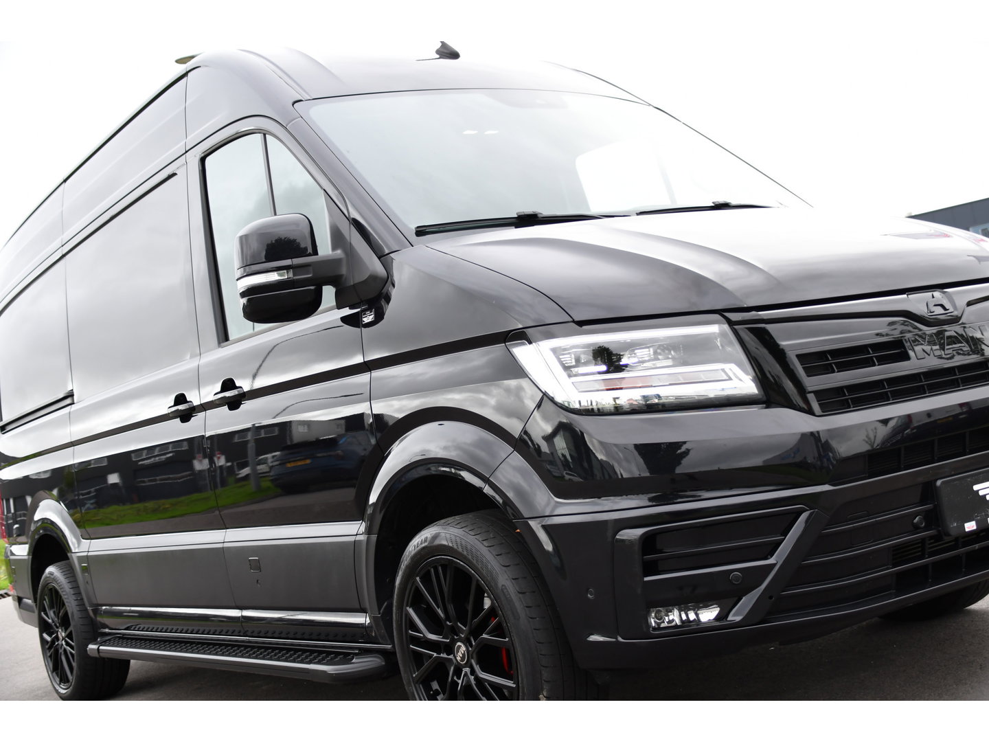 MAN TGE 3.180 35 2.0 L3H3 Black Edition Full Options! Adaptieve Cruise, Camera, Carplay, LED, 2 x Schuifdeur, Leder, Clima, Stoelverwarming, Automaat, 177pk, Uniek!