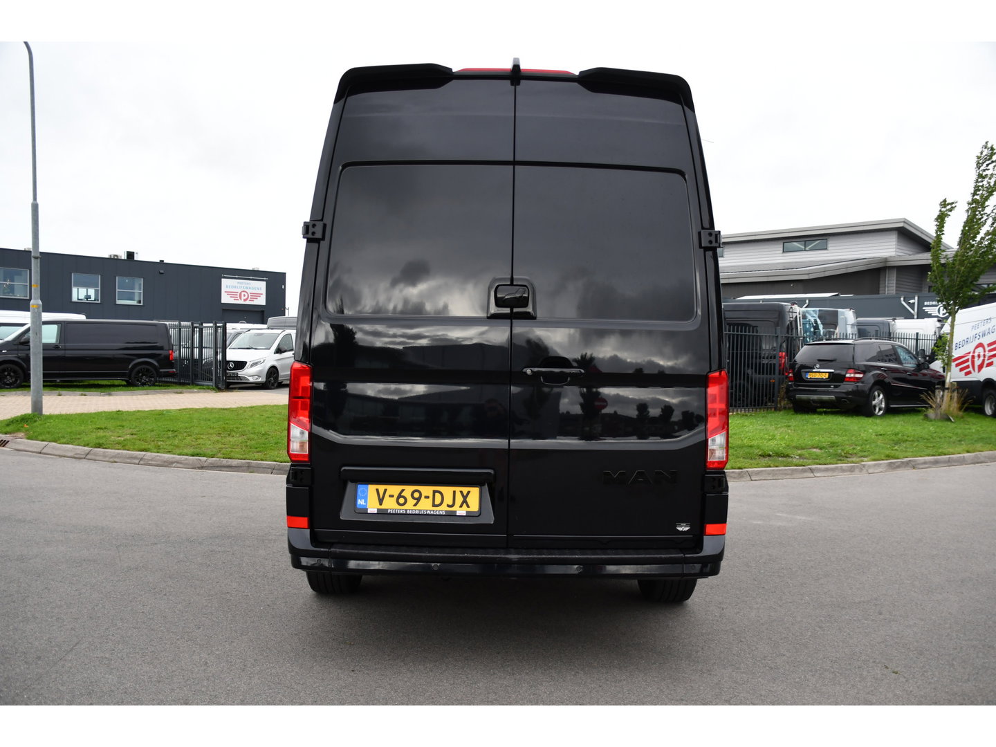 MAN TGE 3.180 35 2.0 L3H3 Black Edition Full Options! Adaptieve Cruise, Camera, Carplay, LED, 2 x Schuifdeur, Leder, Clima, Stoelverwarming, Automaat, 177pk, Uniek!