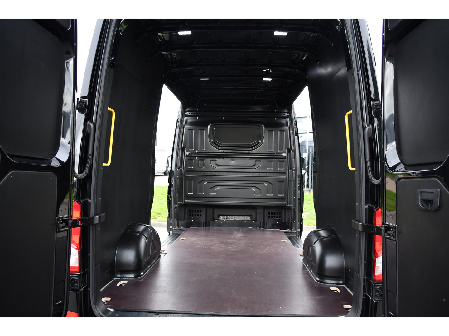 MAN TGE 3.180 35 2.0 L3H3 Black Edition Full Options! Adaptieve Cruise, Camera, Carplay, LED, 2 x Schuifdeur, Leder, Clima, Stoelverwarming, Automaat, 177pk, Uniek!