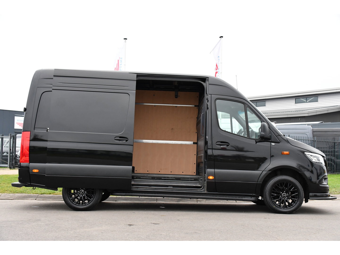Mercedes-Benz Sprinter 317 1.9 CDI L2H2 RWD AMG Black Edition FACELIFT! Camera, Cruise, Carplay, LED, Multimedia, 170pk, NAVI, Automaat, Uniek!