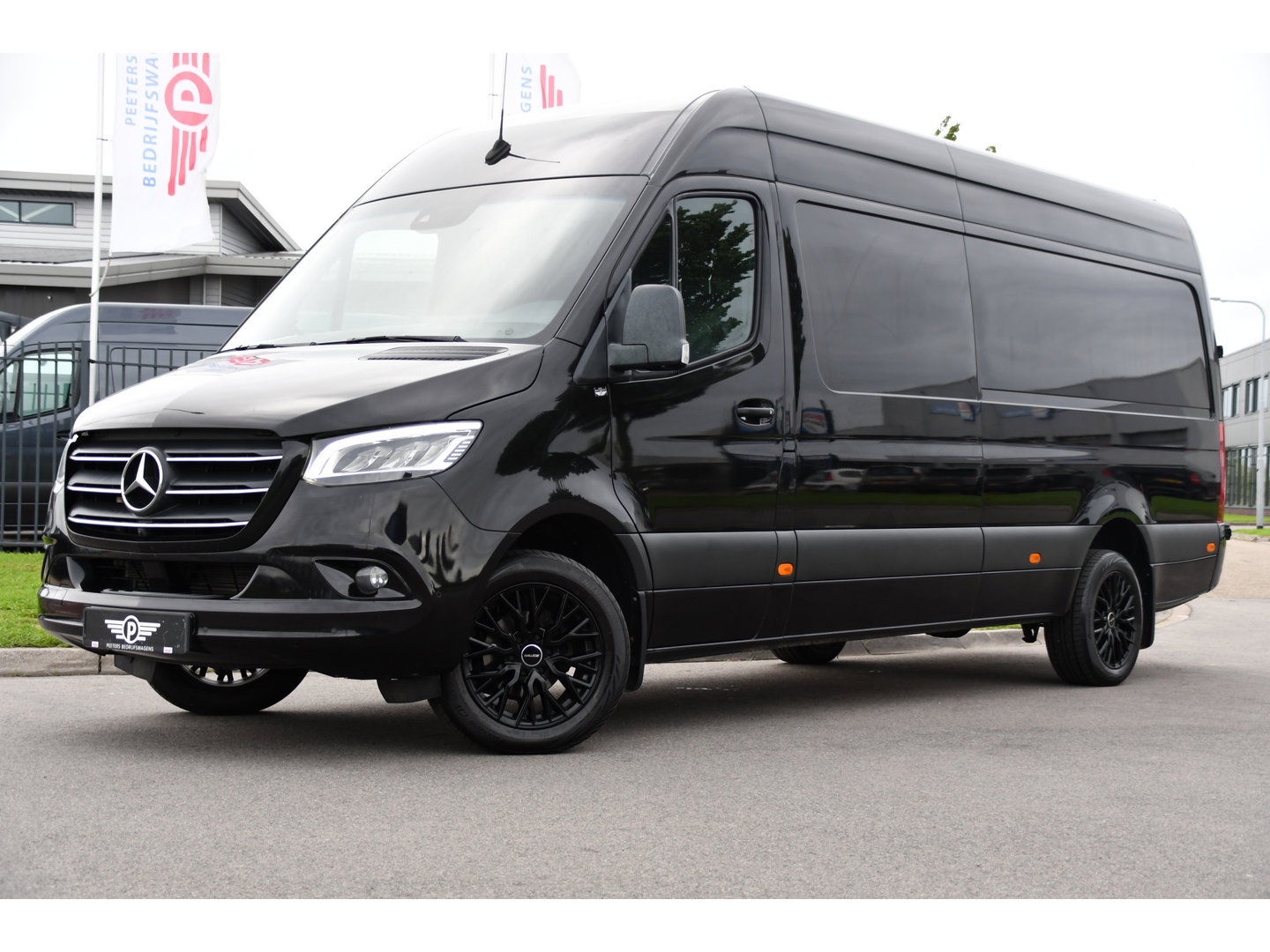 Mercedes-Benz Sprinter 319 V6 3.0 CDI L3H2 Black Edition Adaptieve Cruise, 360 Camera, Carplay, LED, Voorruit verwarming, Automaat, 10,5'' Mbux, NAVI, 2 x Geveerde stoel, Uniek!