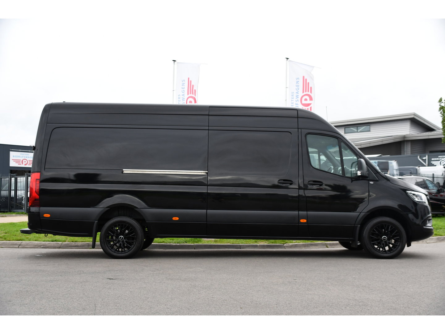 Mercedes-Benz Sprinter 319 V6 3.0 CDI L3H2 Black Edition Adaptieve Cruise, 360 Camera, Carplay, LED, Voorruit verwarming, Automaat, 10,5'' Mbux, NAVI, 2 x Geveerde stoel, Uniek!