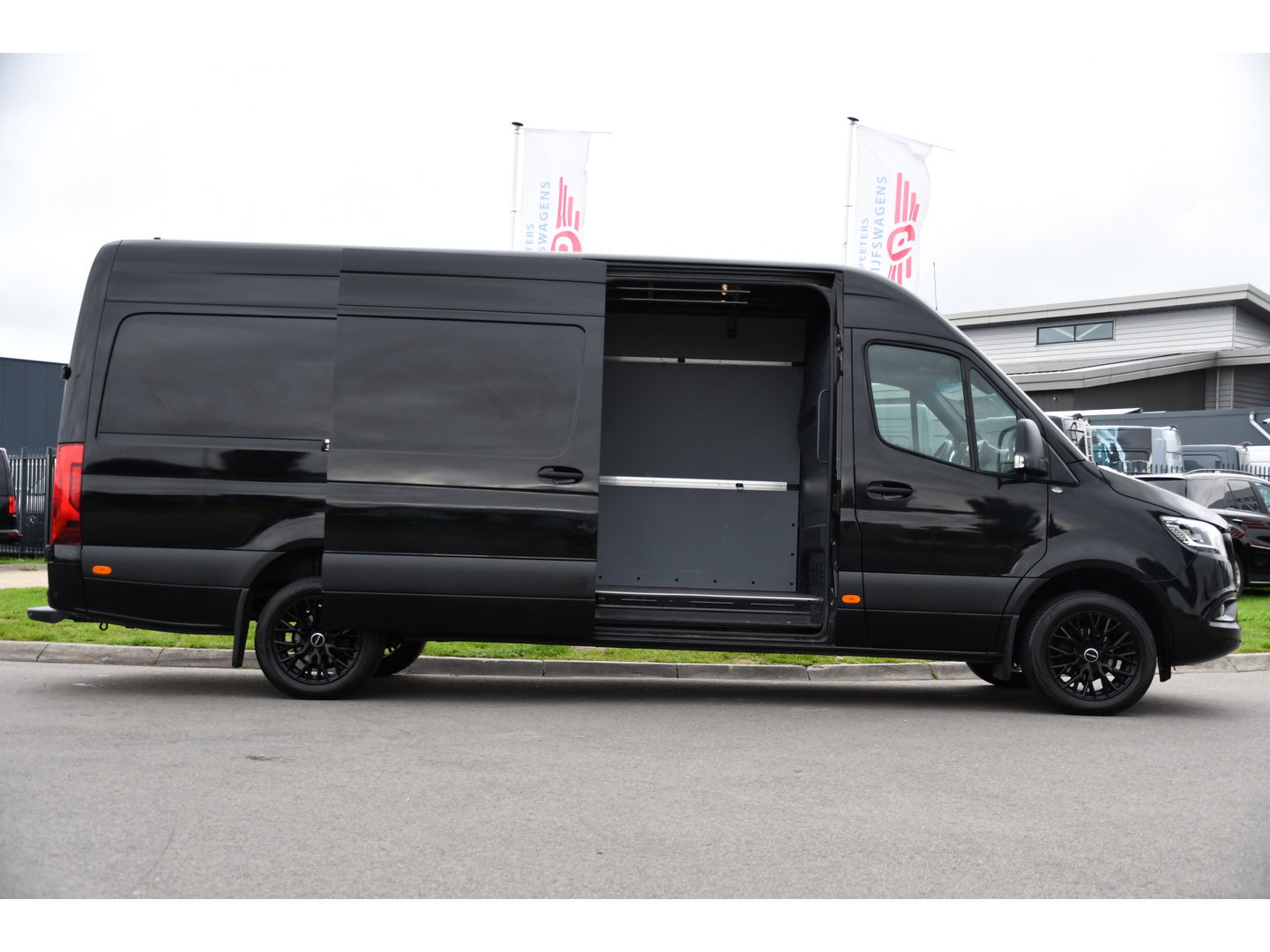Mercedes-Benz Sprinter 319 V6 3.0 CDI L3H2 Black Edition Adaptieve Cruise, 360 Camera, Carplay, LED, Voorruit verwarming, Automaat, 10,5'' Mbux, NAVI, 2 x Geveerde stoel, Uniek!