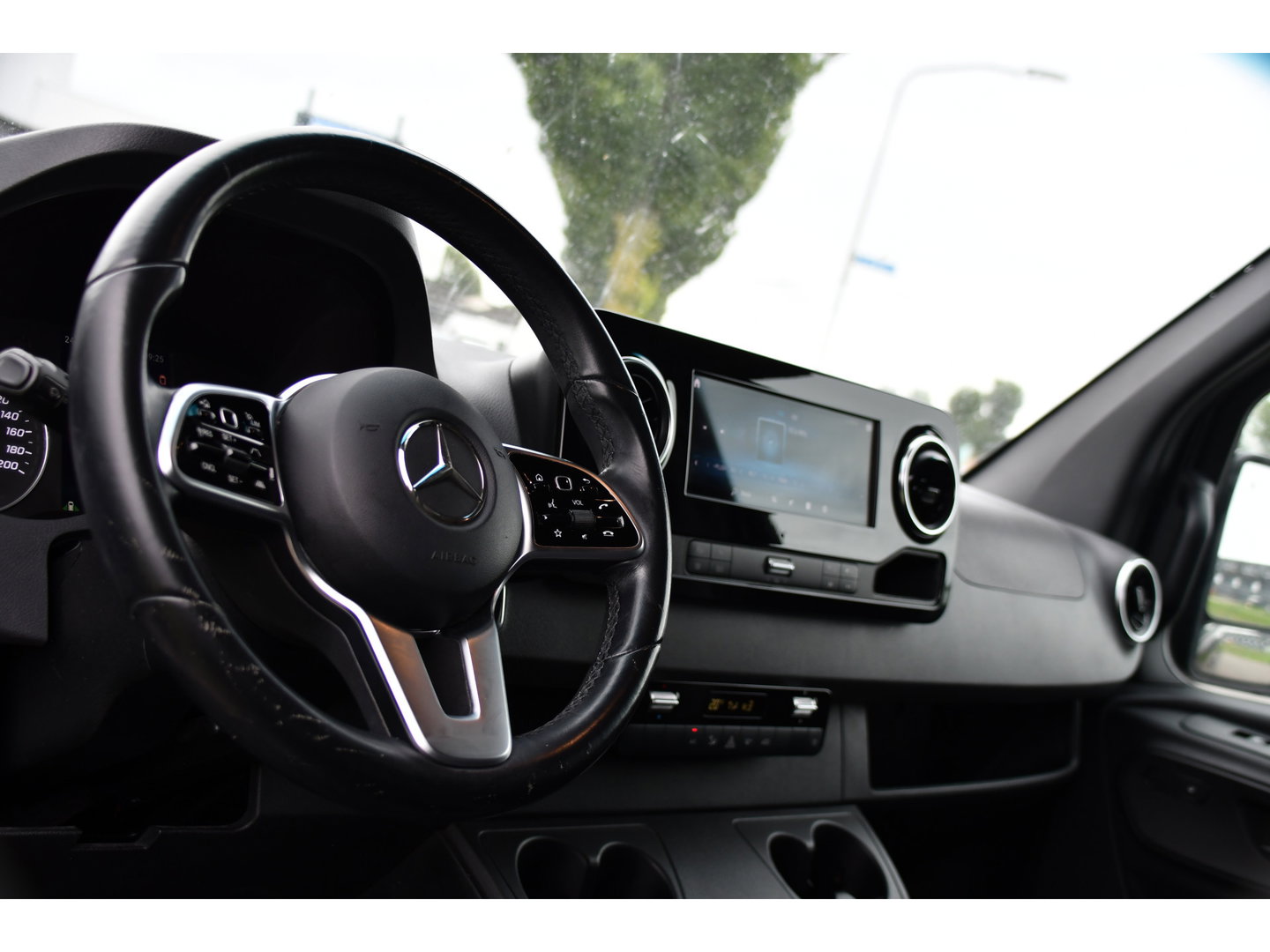 Mercedes-Benz Sprinter 319 V6 3.0 CDI L3H2 Black Edition Adaptieve Cruise, 360 Camera, Carplay, LED, Voorruit verwarming, Automaat, 10,5'' Mbux, NAVI, 2 x Geveerde stoel, Uniek!