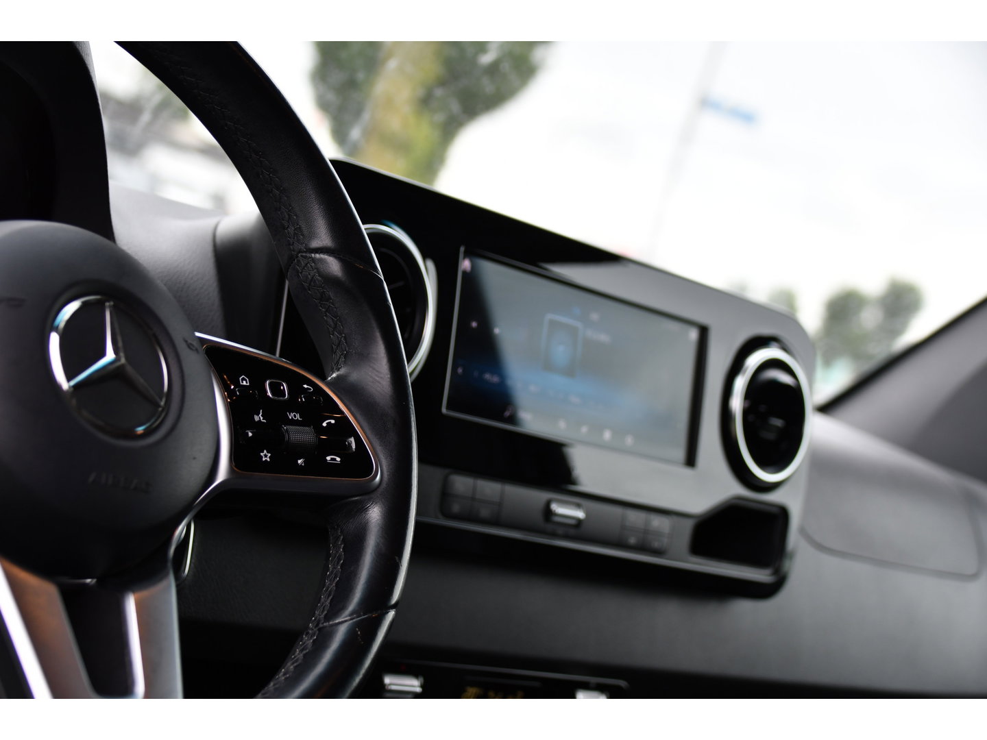 Mercedes-Benz Sprinter 319 V6 3.0 CDI L3H2 Black Edition Adaptieve Cruise, 360 Camera, Carplay, LED, Voorruit verwarming, Automaat, 10,5'' Mbux, NAVI, 2 x Geveerde stoel, Uniek!