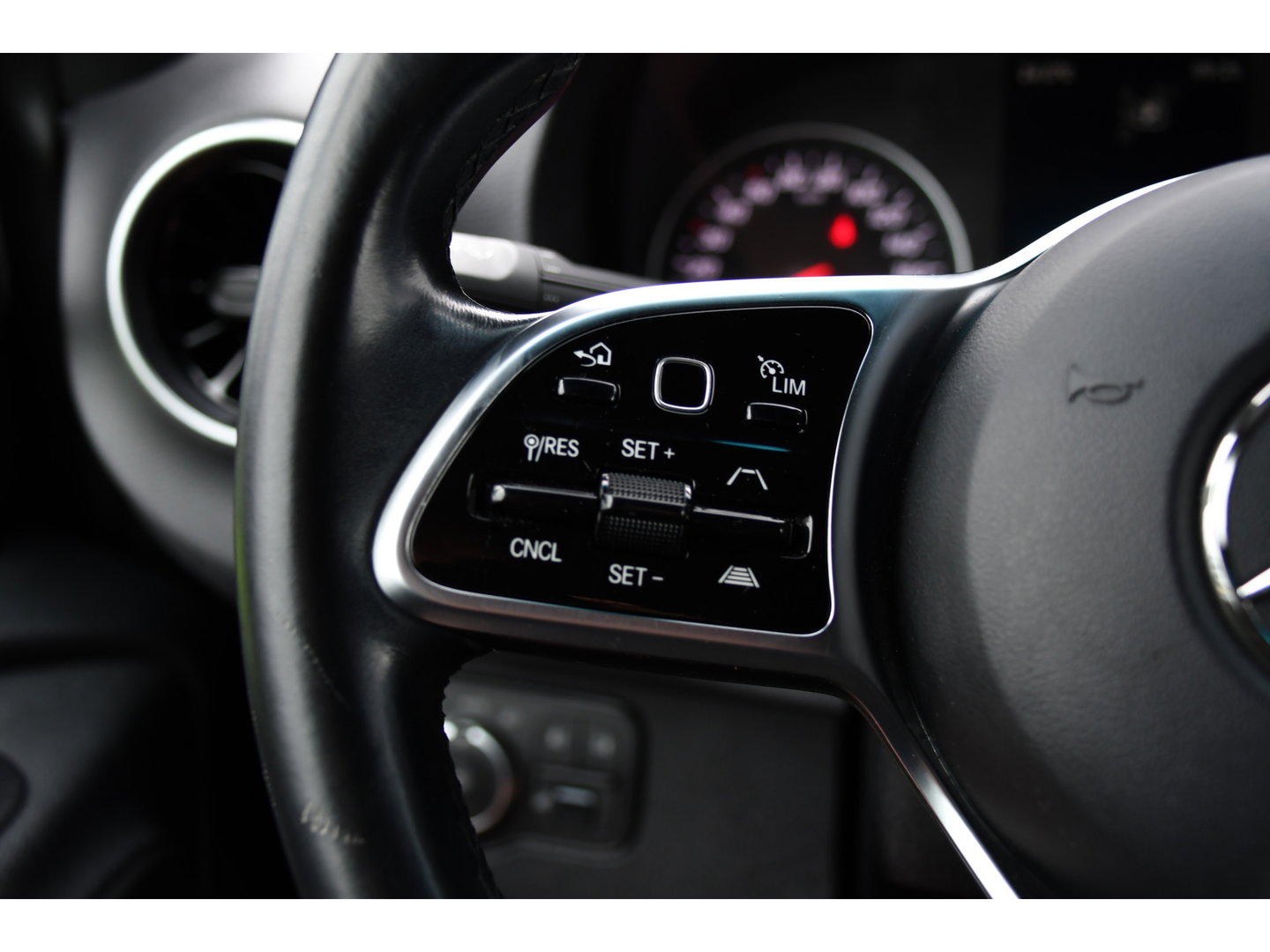Mercedes-Benz Sprinter 319 V6 3.0 CDI L3H2 Black Edition Adaptieve Cruise, 360 Camera, Carplay, LED, Voorruit verwarming, Automaat, 10,5'' Mbux, NAVI, 2 x Geveerde stoel, Uniek!