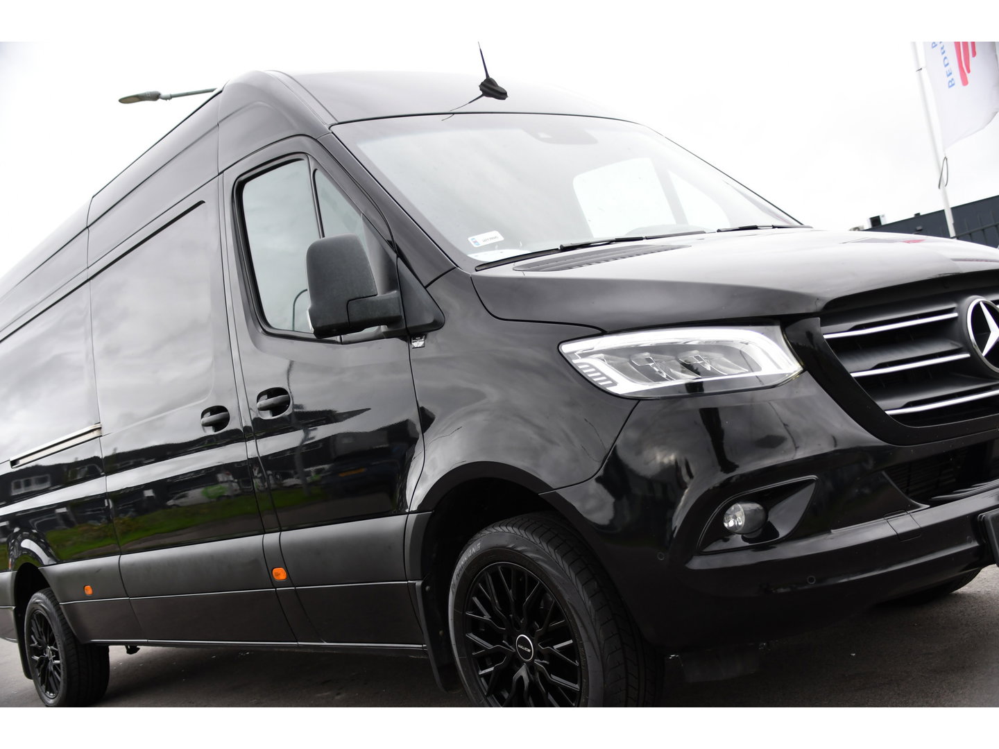 Mercedes-Benz Sprinter 319 V6 3.0 CDI L3H2 Black Edition Adaptieve Cruise, 360 Camera, Carplay, LED, Voorruit verwarming, Automaat, 10,5'' Mbux, NAVI, 2 x Geveerde stoel, Uniek!