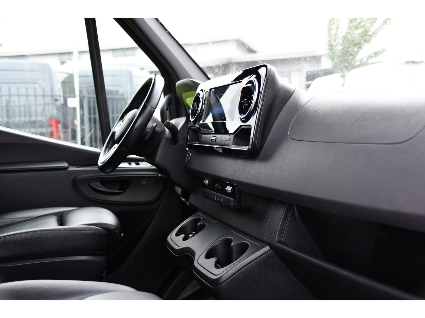 Mercedes-Benz Sprinter 319 V6 3.0 CDI L3H2 Black Edition Adaptieve Cruise, 360 Camera, Carplay, LED, Voorruit verwarming, Automaat, 10,5'' Mbux, NAVI, 2 x Geveerde stoel, Uniek!