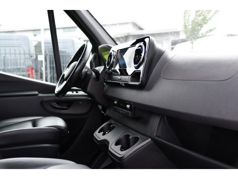 Mercedes-Benz Sprinter 319 V6 3.0 CDI L3H2 Black Edition Adaptieve Cruise, 360 Camera, Carplay, LED, Voorruit verwarming, Automaat, 10,5'' Mbux, NAVI, 2 x Geveerde stoel, Uniek!