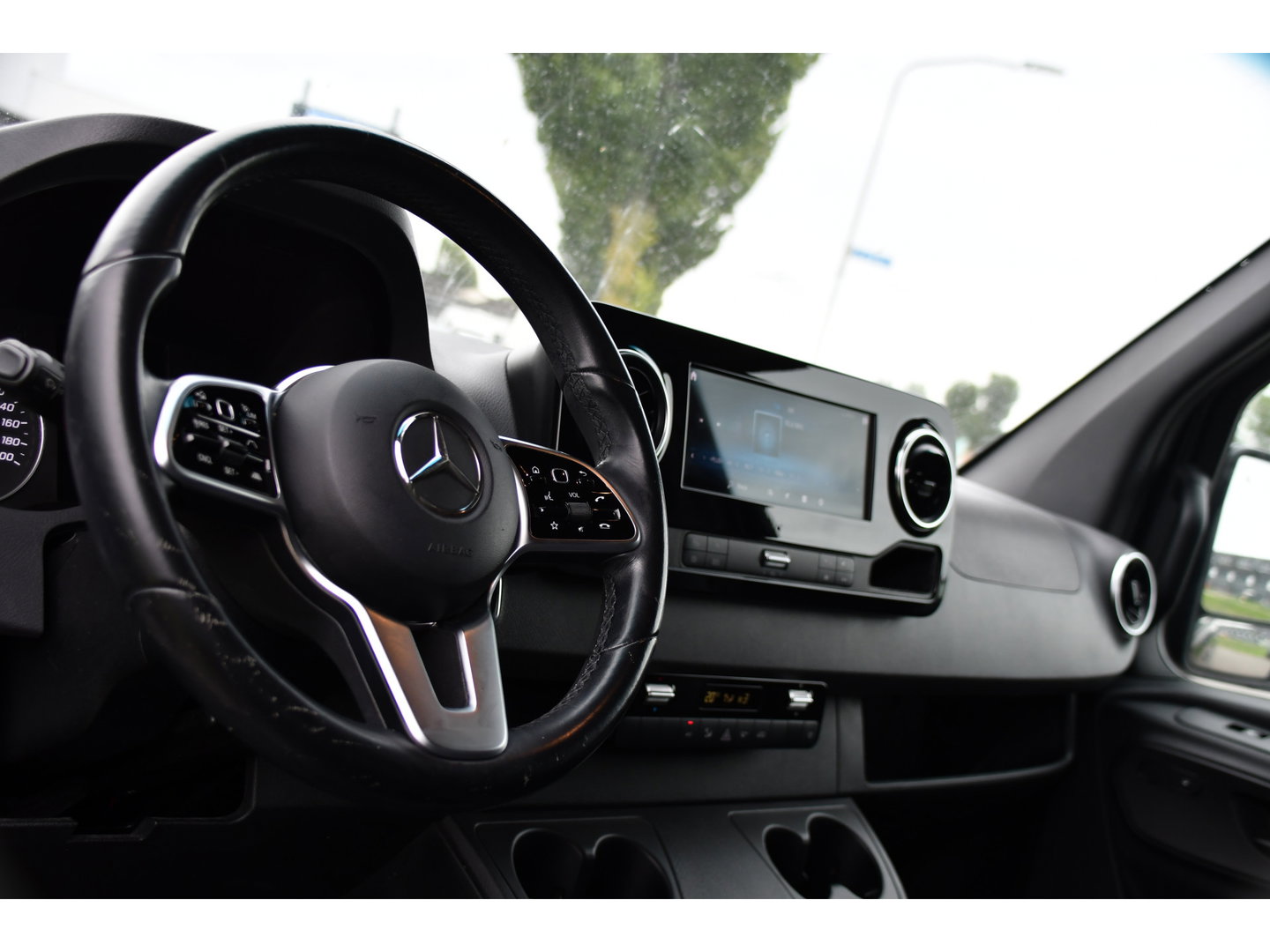 Mercedes-Benz Sprinter 319 V6 3.0 CDI L3H2 Black Edition Adaptieve Cruise, 360 Camera, Carplay, LED, Voorruit verwarming, Automaat, 10,5'' Mbux, NAVI, 2 x Geveerde stoel, Uniek!