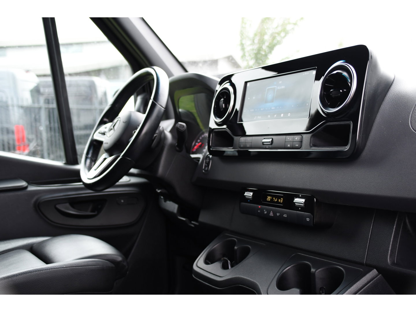 Mercedes-Benz Sprinter 319 V6 3.0 CDI L3H2 Black Edition Adaptieve Cruise, 360 Camera, Carplay, LED, Voorruit verwarming, Automaat, 10,5'' Mbux, NAVI, 2 x Geveerde stoel, Uniek!