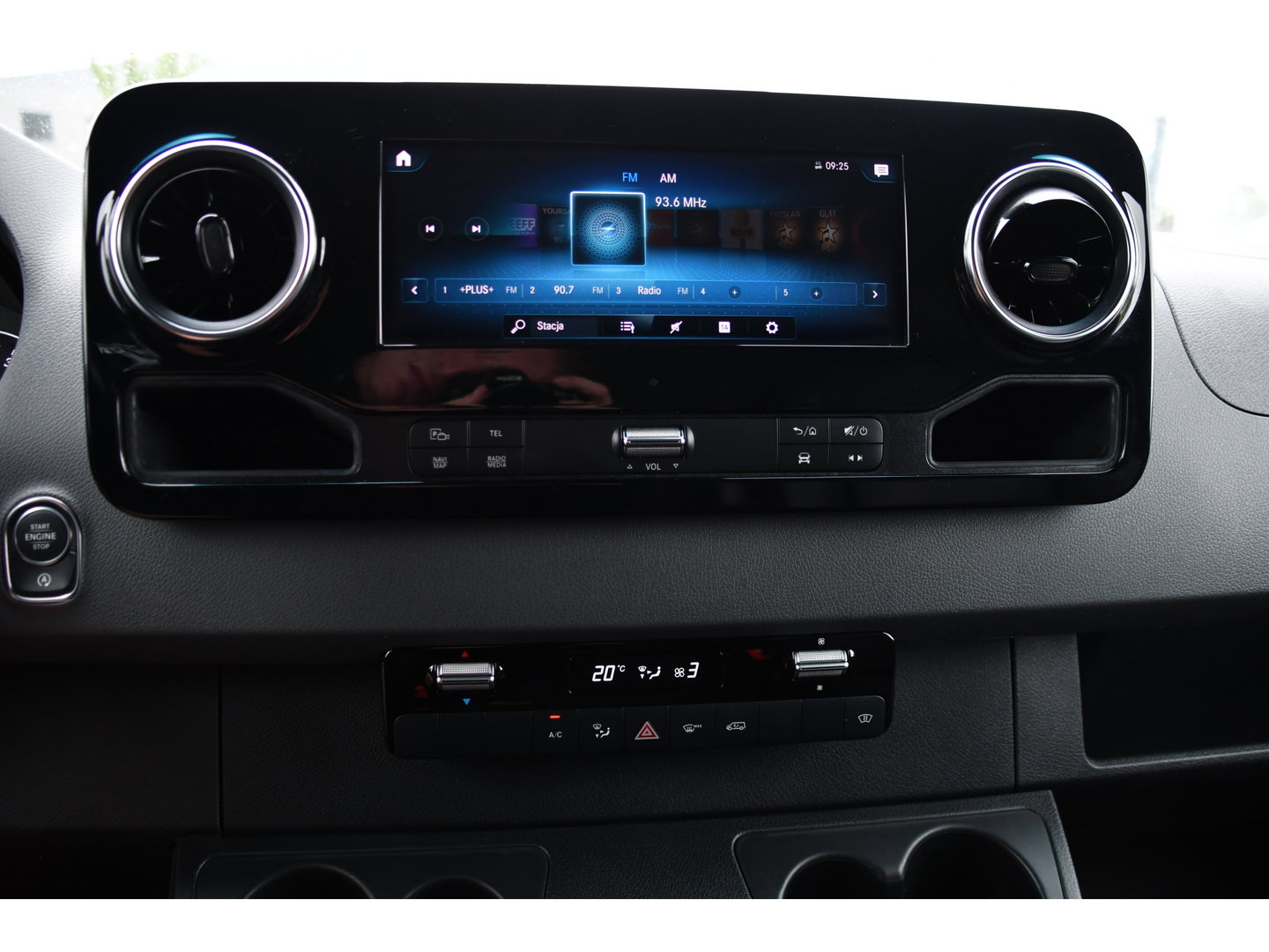 Mercedes-Benz Sprinter 319 V6 3.0 CDI L3H2 Black Edition Adaptieve Cruise, 360 Camera, Carplay, LED, Voorruit verwarming, Automaat, 10,5'' Mbux, NAVI, 2 x Geveerde stoel, Uniek!