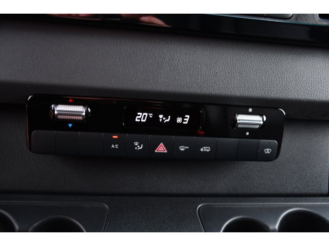 Mercedes-Benz Sprinter 319 V6 3.0 CDI L3H2 Black Edition Adaptieve Cruise, 360 Camera, Carplay, LED, Voorruit verwarming, Automaat, 10,5'' Mbux, NAVI, 2 x Geveerde stoel, Uniek!