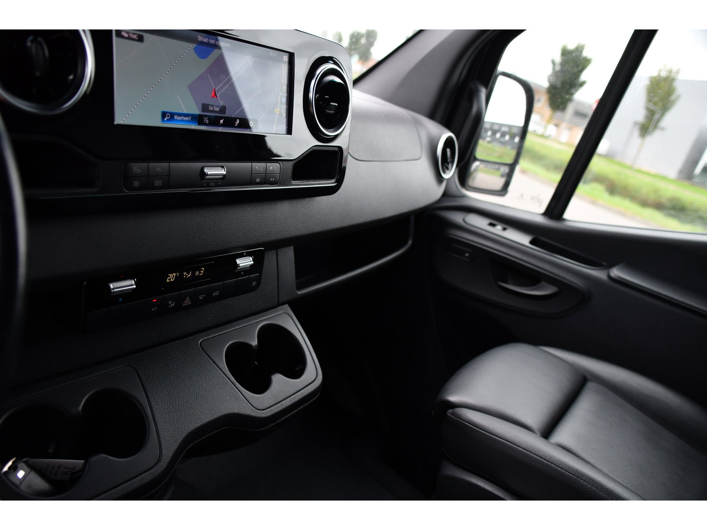 Mercedes-Benz Sprinter 319 V6 3.0 CDI L3H2 Black Edition Adaptieve Cruise, 360 Camera, Carplay, LED, Voorruit verwarming, Automaat, 10,5'' Mbux, NAVI, 2 x Geveerde stoel, Uniek!
