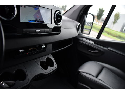 Mercedes-Benz Sprinter 319 V6 3.0 CDI L3H2 Black Edition Adaptieve Cruise, 360 Camera, Carplay, LED, Voorruit verwarming, Automaat, 10,5'' Mbux, NAVI, 2 x Geveerde stoel, Uniek!
