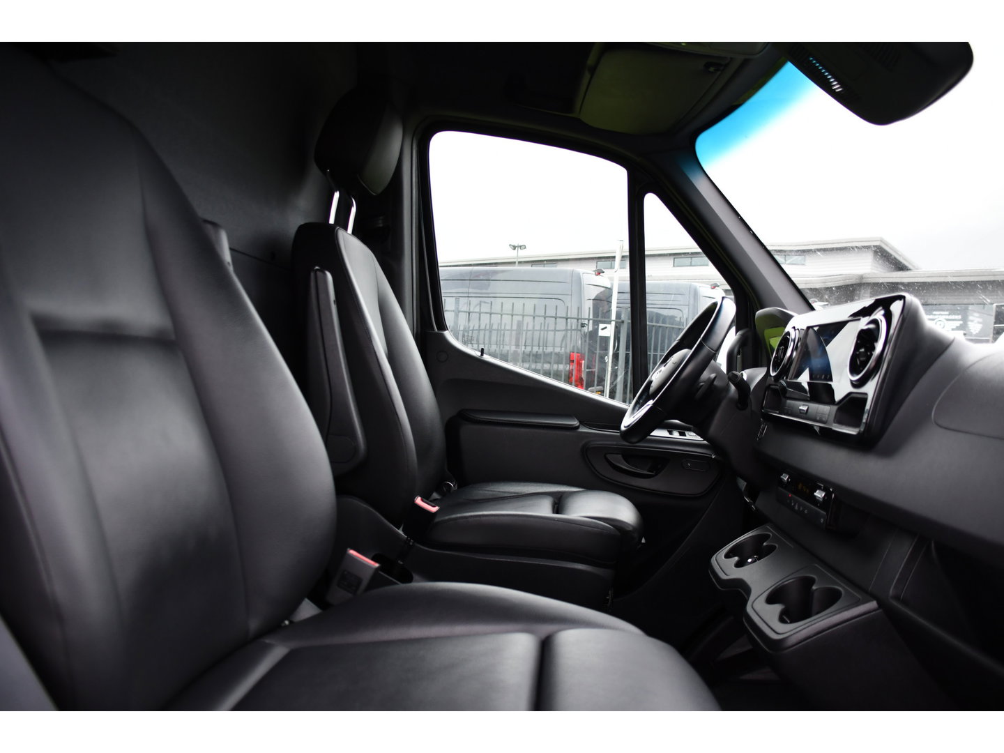 Mercedes-Benz Sprinter 319 V6 3.0 CDI L3H2 Black Edition Adaptieve Cruise, 360 Camera, Carplay, LED, Voorruit verwarming, Automaat, 10,5'' Mbux, NAVI, 2 x Geveerde stoel, Uniek!