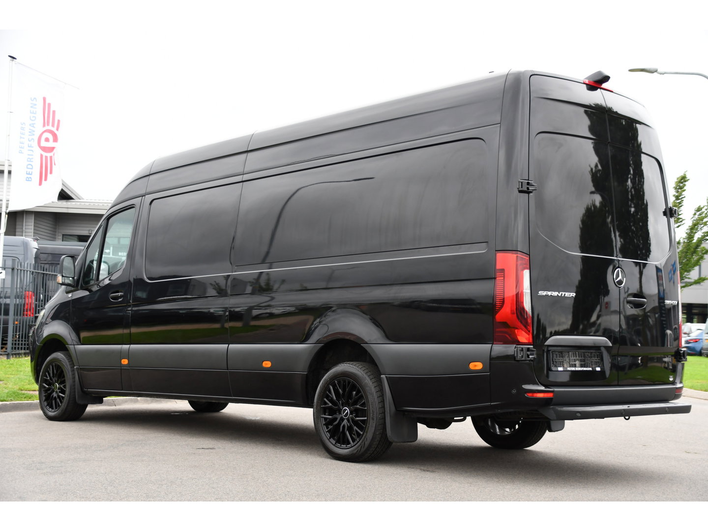 Mercedes-Benz Sprinter 319 V6 3.0 CDI L3H2 Black Edition Adaptieve Cruise, 360 Camera, Carplay, LED, Voorruit verwarming, Automaat, 10,5'' Mbux, NAVI, 2 x Geveerde stoel, Uniek!