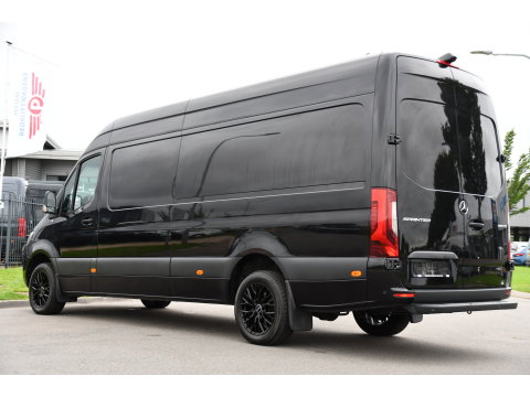 Mercedes-Benz Sprinter 319 V6 3.0 CDI L3H2 Black Edition Adaptieve Cruise, 360 Camera, Carplay, LED, Voorruit verwarming, Automaat, 10,5'' Mbux, NAVI, 2 x Geveerde stoel, Uniek!