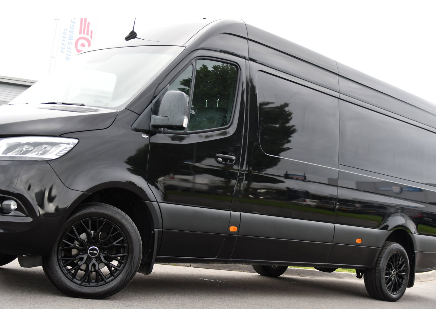 Mercedes-Benz Sprinter 319 V6 3.0 CDI L3H2 Black Edition Adaptieve Cruise, 360 Camera, Carplay, LED, Voorruit verwarming, Automaat, 10,5'' Mbux, NAVI, 2 x Geveerde stoel, Uniek!