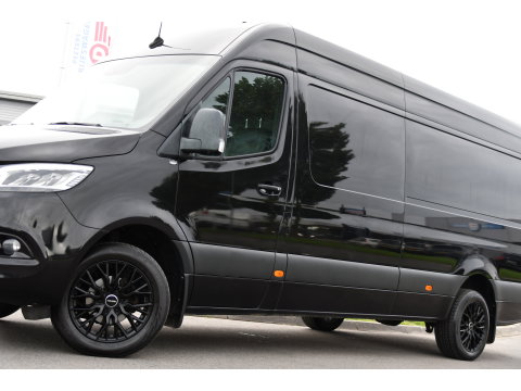 Mercedes-Benz Sprinter 319 V6 3.0 CDI L3H2 Black Edition Adaptieve Cruise, 360 Camera, Carplay, LED, Voorruit verwarming, Automaat, 10,5'' Mbux, NAVI, 2 x Geveerde stoel, Uniek!